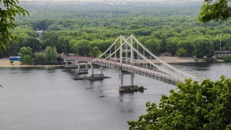 Глибина Дніпра: від мілин Києва до глибоких ям водосховищ